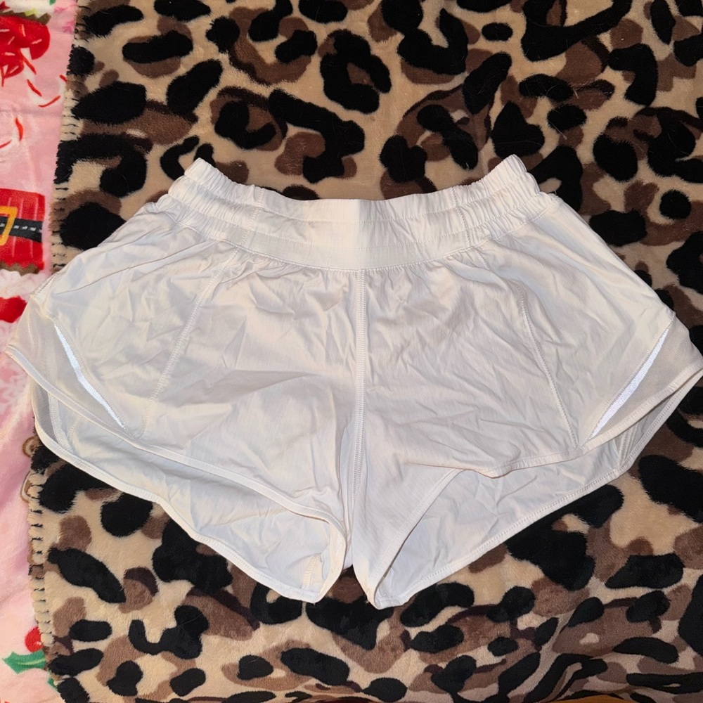 Lululemon white hotty hot low rise 2.5 inch short in size 4